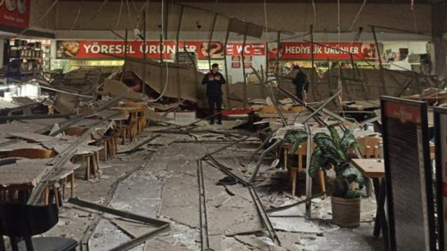 Afyonkarahisar'da ünlü zincir restoranın tavanı çöktü, onlarca kişi ölümden döndü