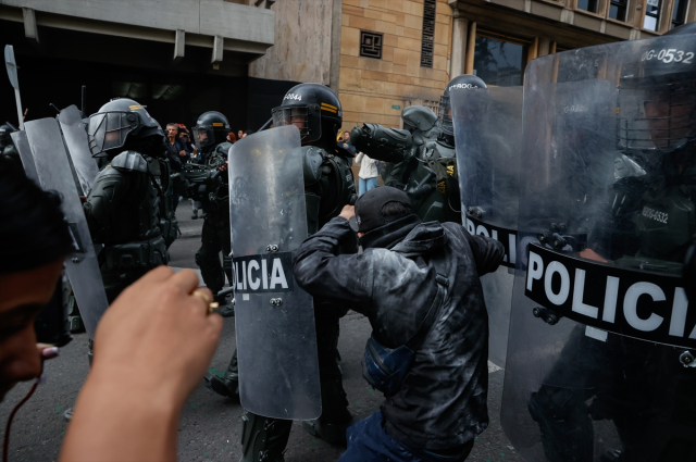Darbe iddiası Kolombiya'yı karıştırdı! Cumhurbaşkanı Petro'nun çağrısında binlerce kişi sokağa indi