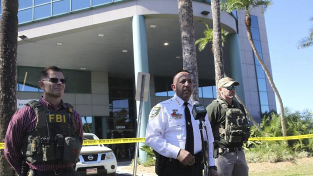 Florida'da gözaltına alınmamak için bir kadını bıçakla rehin alan soyguncu, keskin nişancı tarafından öldürüldü