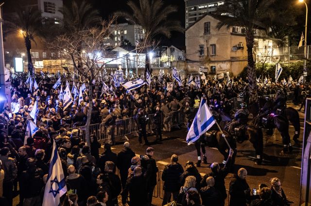 İsrail'de binlerce kişi Netanyahu hükümetini protesto etti