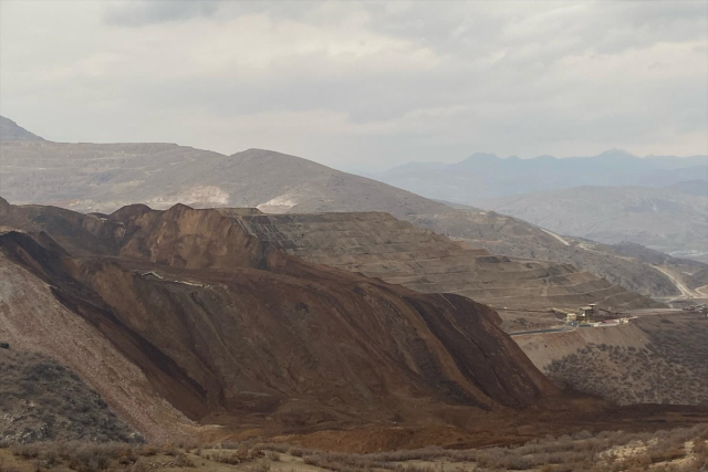 Erzincan'daki maden sahasında acı bekleyiş! Toprak altında kalan işçileri arama çalışmaları devam ediyor