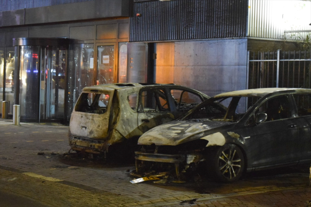 Lahey'de sığınmacılar ayaklandı, ortalık yangın yerine döndü: 6 polis yaralı