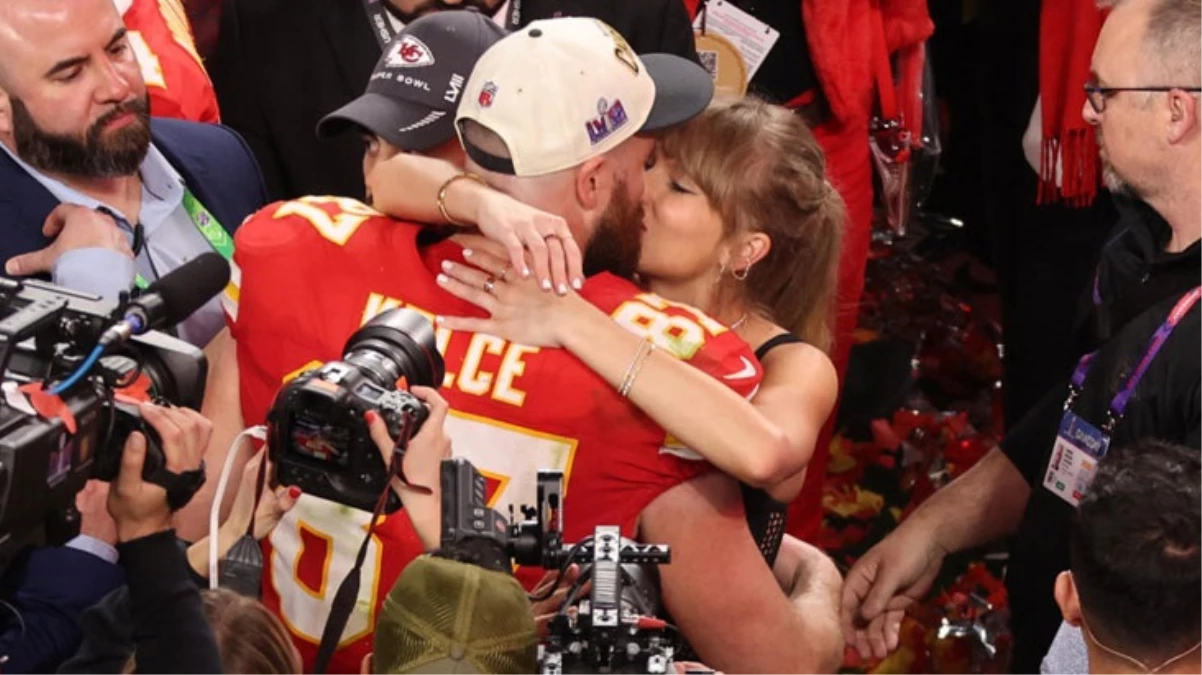 Süper Bowl'da romantik anlar! Taylor Swift, şampiyonluk kutlamasında sevgilisini öpücüklere boğdu