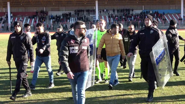 Türk futbolunda olay bitmiyor! Yattara'nın ilk maçında hakeme yumruk atıldı, maç iptal edildi
