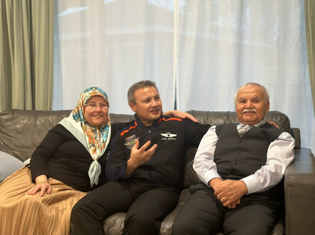 Sevinç çığlıklarıyla karşıladılar! İşte Alper Gezeravcı'nın ailesiyle buluştuğu anlar