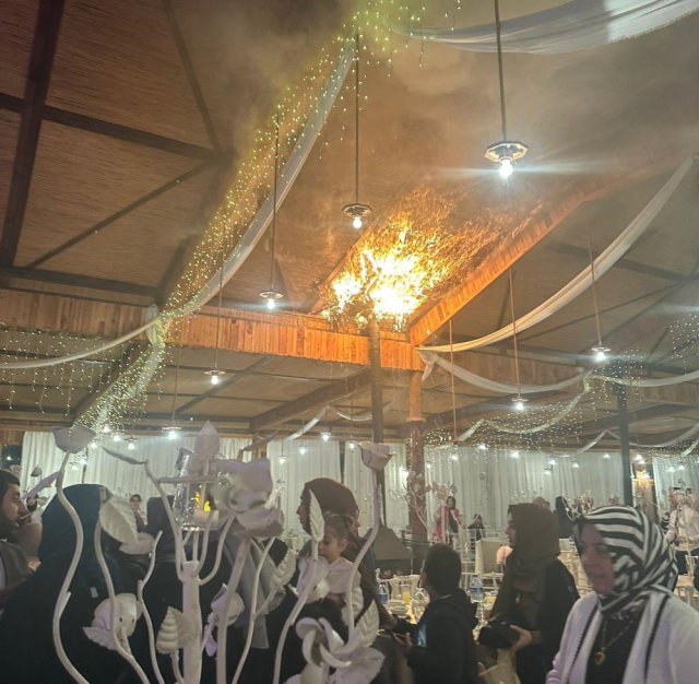 Düğün salonunda yangın! Tavan birden alev aldı