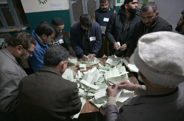 Pakistan seçimlerinde son durum! Sandıklara tutuklu lider İmran Han damga vurdu