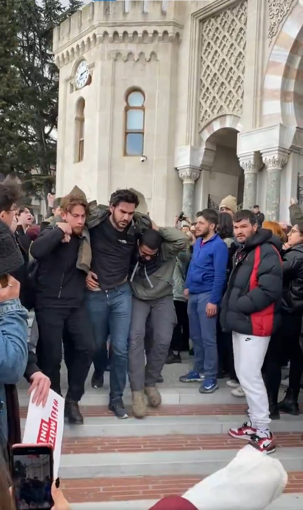 İstanbul Üniversitesi'nde protestolar şiddetlendi, 1 öğrenci yaralandı