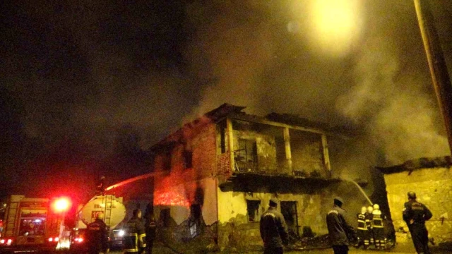 Evde çıkan yangında anne ve 2 çocuğu hayatını kaybetti