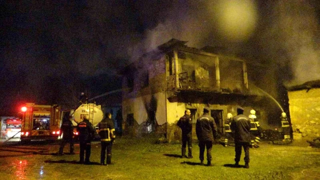 Evde çıkan yangında anne ve 2 çocuğu hayatını kaybetti