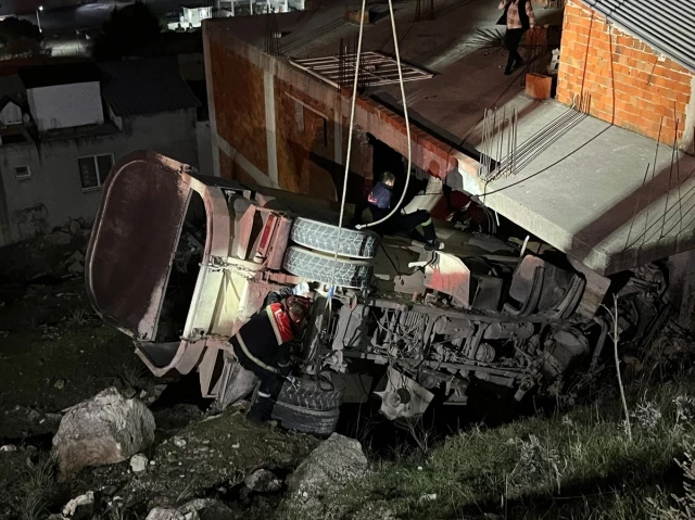 Mıcır yüklü kamyon şarampole devrildi, 2 kişi hayatını kaybetti