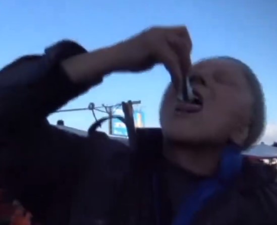 Ankaralı balıkçı, tazeliği göstermek için hamsileri çiğ çiğ yiyor