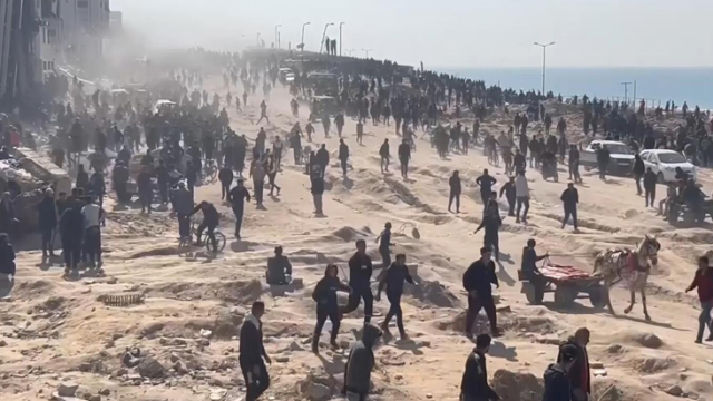 Ürdün'ün Gazze'ye indirdiği yardımlar denize düştü, Filistinliler sahillere akın etti