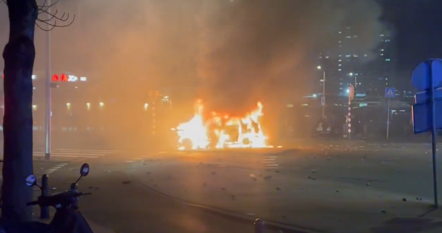 Hollanda'nın Lahey kentinde sığınmacılar ayaklandı! Polis araçlarını ateşe verdiler