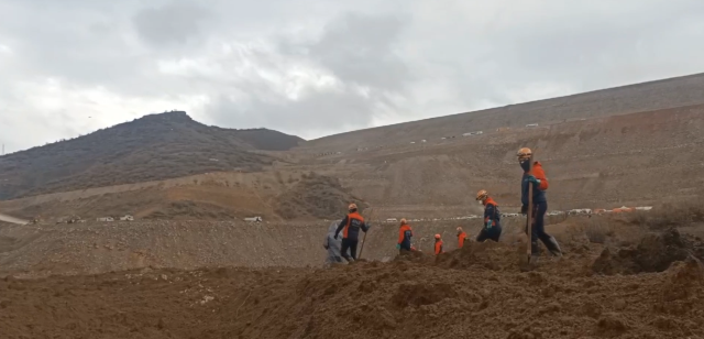 Erzincan'da zamana karşı yarış! Toprak altında kalan 9 işçi için aramalar devam ediyor