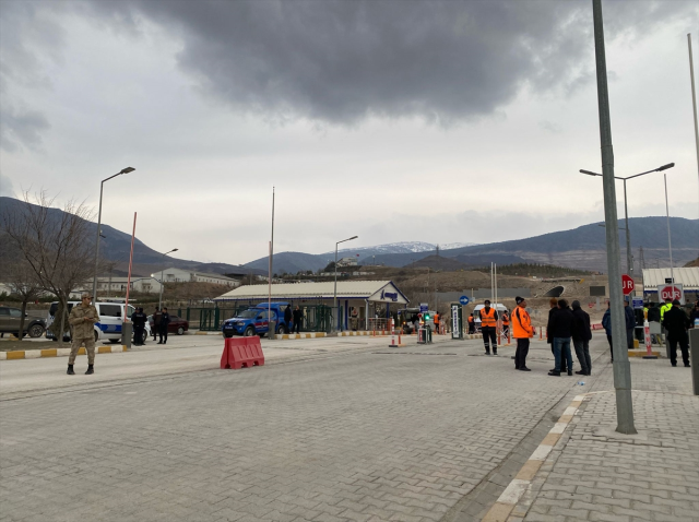 Erzincan'da zamana karşı yarış! Toprak altında kalan 9 işçi için aramalar devam ediyor