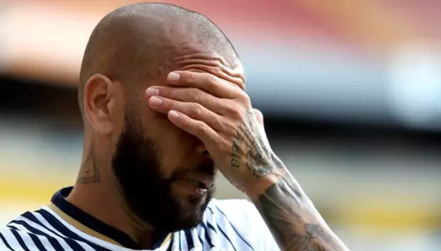 Ünlü futbolcu Dani Alves'e cinsel saldırı suçlamasından hapis cezası