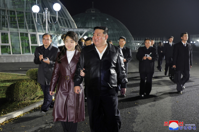 Kuzey Kore lideri kızıyla birlikte cephede! Düşman ülkenin mevzilerini izlediler