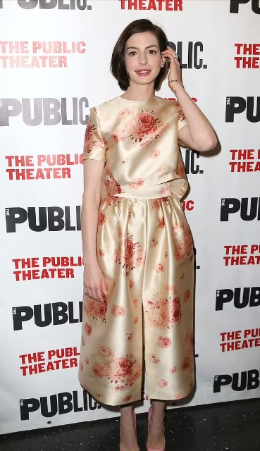 Anne Hathaway, Broadway gösterisinde hamile bir savaş pilotunu canlandırırken düşük yaptığını açıkladı