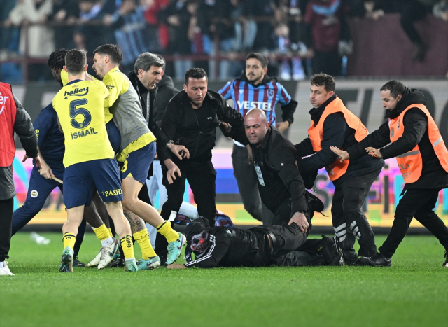 Trabzonspor-Fenerbahçe maçının sonunda taraftarlar sahaya girdi