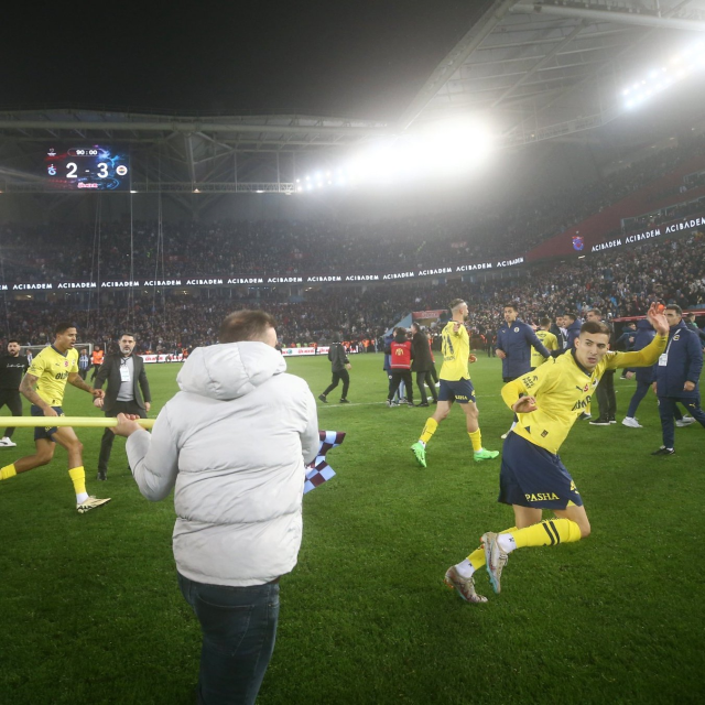 Trabzonspor-Fenerbahçe maçının sonunda taraftarlar sahaya girdi