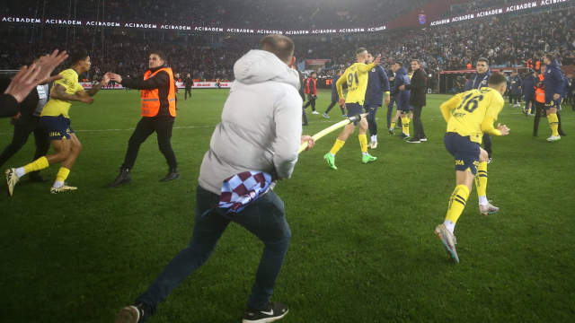 Trabzonspor-Fenerbahçe maçının sonunda taraftarlar sahaya girdi