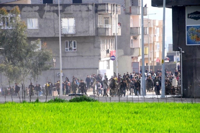 Cizre'de Nevruz kutlaması sonrası izinsiz gösteride çok sayıda kişi gözaltına alındı