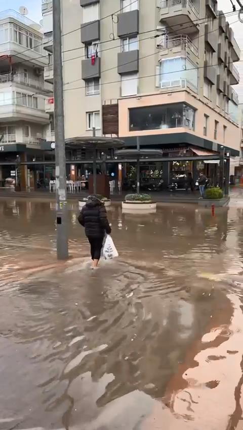 Antalya'da sağanak yağış ve fırtına! Ev ve iş yerlerini su bastı, araçlar yollarda mahsur kaldı