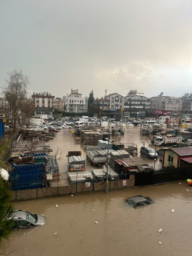 Antalya'da sağanak yağış ve fırtına! Ev ve iş yerlerini su bastı, araçlar yollarda mahsur kaldı