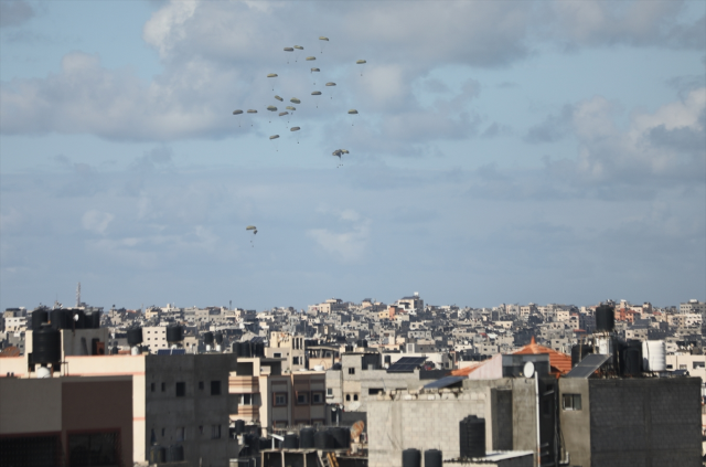 ABD'nin Gazze'ye havadan bıraktığı yardım kutularının paraşütleri açılmadı: Ölü ve yaralılar var