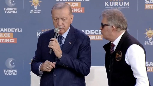 Cumhurbaşkanı Erdoğan, miting sonrası Murat Kurum'u sahneye çağırdı, görevli uyardı: Efendim onlar Sancaktepe'de