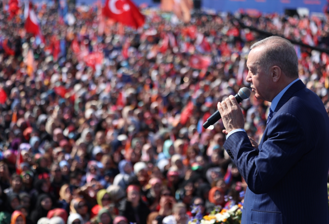 AK Parti seçimin sonucunu belirleyecek olan kararsız seçmene yoğunlaştı