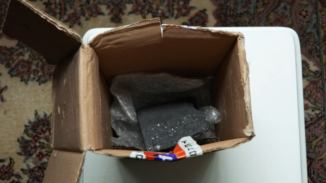 İnternetten 20 bin liralık tablet siparişi verdi, kargo paketinden taş çıktı