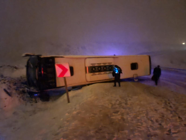 Kar yağışından dolayı kontrolden çıkan otobüs yan yattı: 16 yaralı