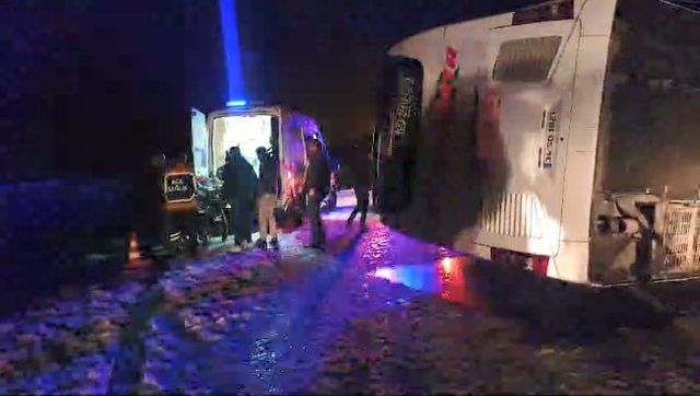 Kar yağışından dolayı kontrolden çıkan otobüs yan yattı: 16 yaralı