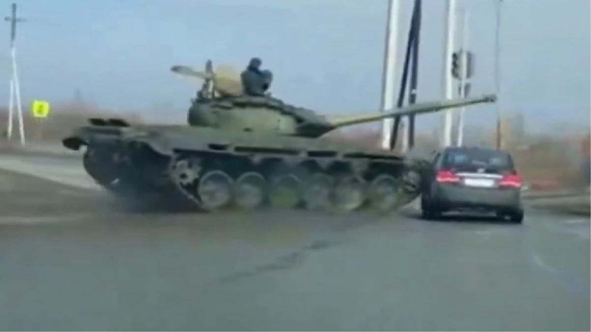 Rusya'da akılalmaz kaza! Kırmızı ışıkta bekleyen araca tank çarptı