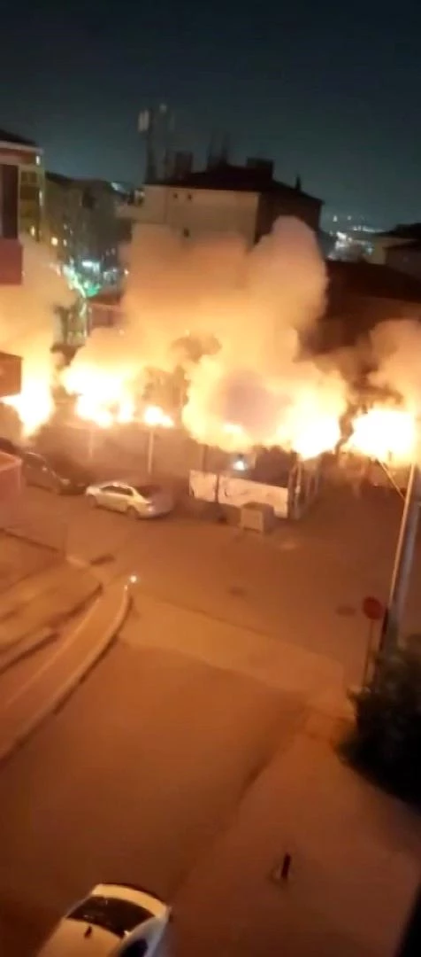 Kocaeli'de trafoda çıkan yangın elektrik kablolarını patlattı, 10 sokak karanlığa gömüldü