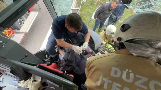 Düzce'de yolcu otobüsü tıra çarpıp refüje çıktı: 15 yaralı