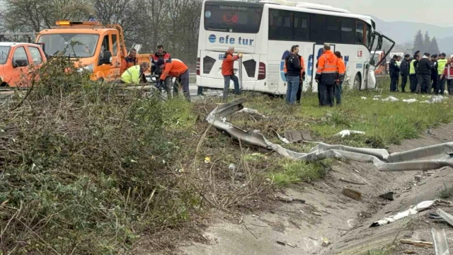 Düzce'de yolcu otobüsü tıra çarpıp refüje çıktı: 15 yaralı