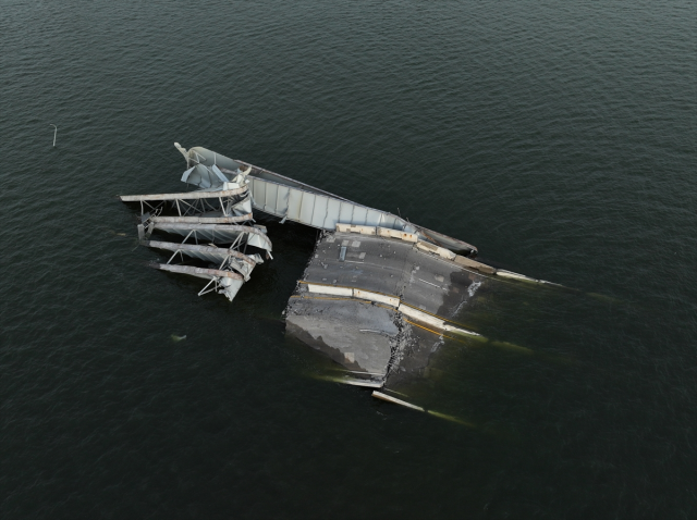 ABD'de kargo gemisinin yıktığı köprü havadan görüntülendi