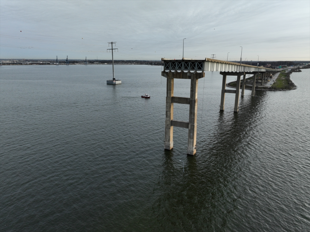 ABD'de kargo gemisinin yıktığı köprü havadan görüntülendi