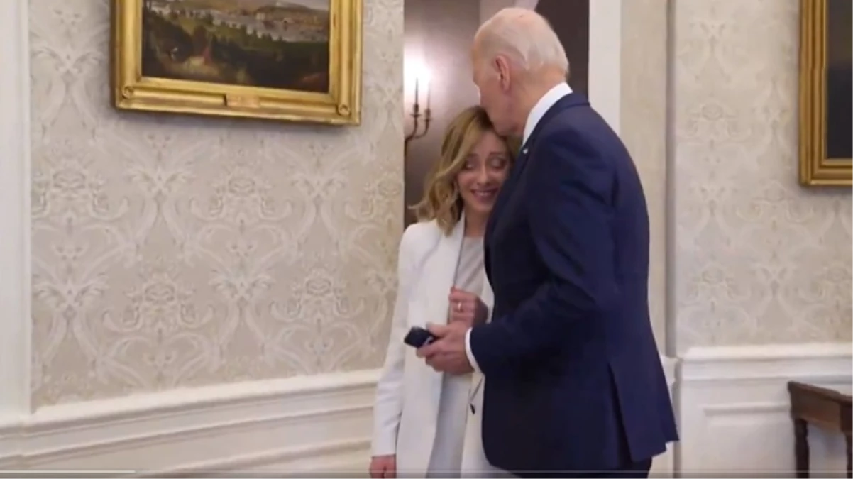 ABD Başkanı Biden, İtalya Başbakanı Meloni'nin saçlarını öptü