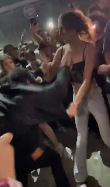 Kanye West'in konserinde ortalık karıştı! Trans birey önüne geçen herkesi yumrukladı