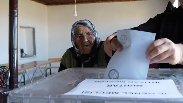 Dünyanın en uzun boylu kadını ve Türkiye'nin en yaşlı seçmeni oylarını kullandı
