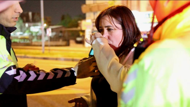 Alkollü sürücü, polisi terletti: Üfleme eğitimi verilen kadın 44'ncü seferde başardı