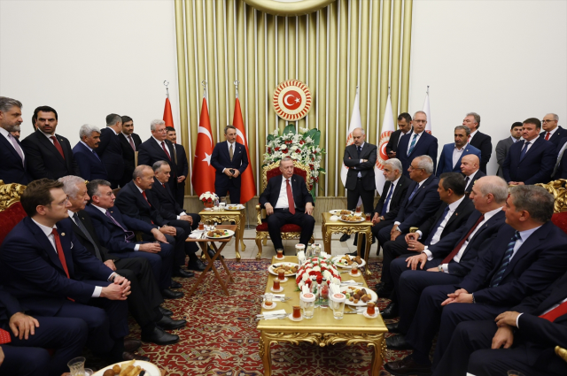 Yeniden Refah'tan, Cumhurbaşkanı Erdoğan'ın Fatih Erbakan'ı çaya davet etmemesine fotoğraflı gönderme