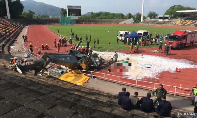Malezya'daki kutlama provasında korkunç son: 2 askeri helikopter havada çarpıştı, 10 kişi öldü