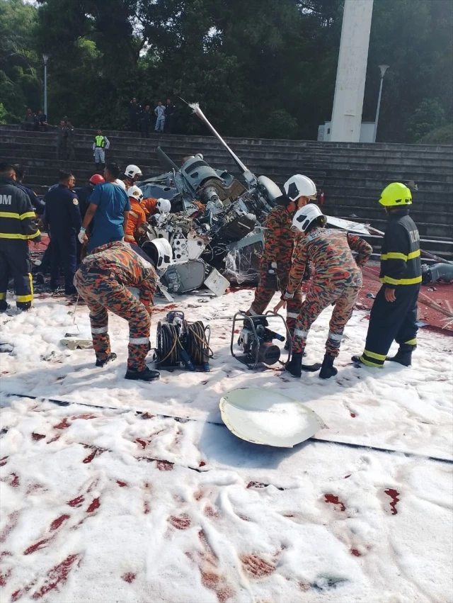 Malezya'daki kutlama provasında korkunç son: 2 askeri helikopter havada çarpıştı, 10 kişi öldü