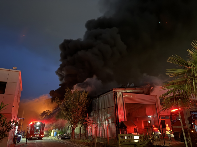 İzmir Çiğli'de kauçuk ve plastik fabrikasında yangın! Ekipler olay yerine sevk edildi