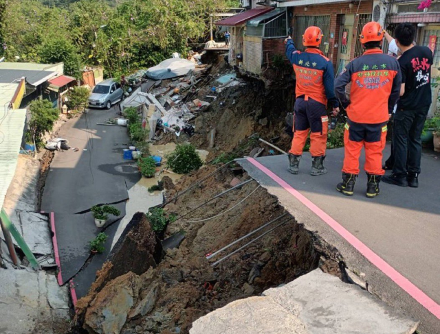Tayvan'da 7.4 büyüklüğünde deprem! Çok sayıda bina yıkıldı, tsunami uyarısı geldi